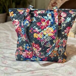 Tote In Pretty Poises